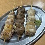 もつ焼つみき - 右から　とろはつ　ふりそで　もも