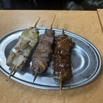 もつ焼つみき - 右から、たんすじ、はつ、しろ