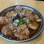 もつ焼つみき - 本日のおすすめメニューより「こめかみカルビ」
      冷たい、味が濃い、タレを切って食べるが吉
      