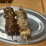 もつ焼つみき 神田駅前店 - 左から　ちれ、なんこつ
                                ちれうまい〜悪魔の脂感