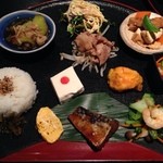 Sakanaba Ha Nagoza - 花ござ弁当 これにあつあつの具雑煮付き