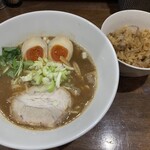 ラーメンスタンド メン ボックス - スープのコクがまろやかで、啜り続けてしまう(;^ω^)