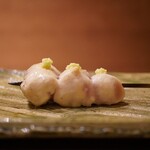 Yakitori Kadan - ◆ささみ
                      厚みがありながらも優しい口当たりで、口中にジューシーな甘みを炸裂！ 山葵がほんのり香りを添えて。