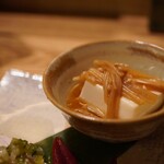 Yakitori Kadan - 豆腐に染めるごま油の中華的な締まった旨味が味覚を呼び覚まします。