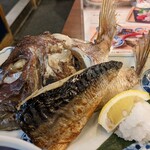 釣宿酒場マヅメ  - 焼魚は真鯛の兜焼き＆鯖