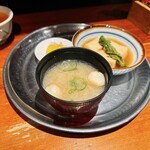 樽万 - セットの味噌汁、豆腐煮付け、香の物