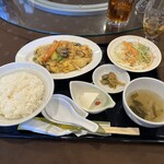 中国レストラン 雪園 - 日替りランチ ドリンク付き 烏龍茶はポットで出てくる   牡蠣と玉子のピリ辛炒め 牡蠣が沢山 入っていた ご飯が今一