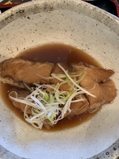 魚貝亭 - からすがれい煮つけ。味付けは悪くないが煮すぎて煮崩れしていた。