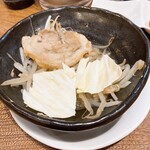 Kushiyaki Tamagawa - より二郎に近づけるためにお通しのキャベツを投入