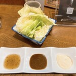 串焼き たまがわ - お通しの生キャベツ、左から薫香とニンニクの効いた塩ダレ、ニンニク味噌、マヨ