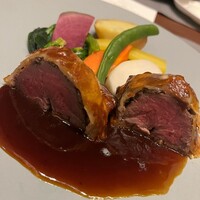ダイニング 流 - メインに相応しい牛肉のパイ包み。付け合わせの野菜もそれぞれの食感を活かされてました。久々にフォンドヴォーでクラシックに重厚に味わいました