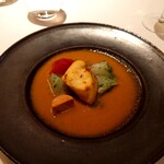 レ セゾン - 華麗な色彩に仕上げた鮟鱇のロースト　アメリケーヌソース