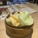 餃子 小籠包 福包酒場 - お通しのカラフルなえびせん