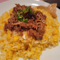 シェフス - 肉のせチャーハン、大盛り???