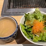 Yokohama Yakiniku Kintan - ■サラダ…彩鮮やか、ドレッシングも上品（おかわり可） ■スープ…野菜入りコンソメ系。よく出会うワカメスープとは一味違う（おかわり可）