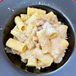 Agustarello - ワイフのプリミは同じくリガトーニのカルボナーラ　強烈に濃厚で美味しかった