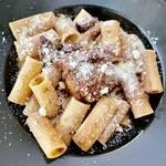 Agustarello - 私のプリミはリガトーニ・マトリチャーナです　こんなに美味しいトマトのパスタはなかなかない
