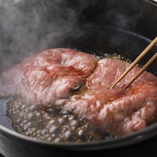 極上サーロインで味わう「極上牛サーロインすきやき」は必食