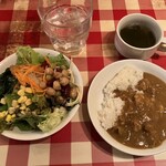 ビストロガブリ - サラダ　牛すじカレーライス　わかめスープ