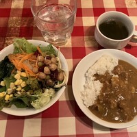 ビストロガブリ 大門店 - サラダ　牛すじカレーライス　わかめスープ