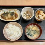 Wagayano shokudou - 鯖味噌煮（ハーフ） ¥300 ＋ 玉ネギ甘酢 ¥160 ＋ 納豆 ¥140 ＋ 白いごはん（中） ¥230 ＋ みそ汁（並） ¥100