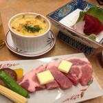 Sansatei - 宿泊代6800円の晩飯。牡蠣グラタン、豚ロースのバター焼き。