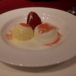 リバージュ イソヤマ - 【デザート】杏仁のブランマンジェ  旬のフルーツと共に 