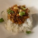 アスリート中華ダイニングYI-CHANG - ■リーマンセット《正宗担々麺（しるなし）＋ミニカレー￥1,000》…「正宗」とは、「本物」という意味で、本場四川省では”しるなし”こそが本物とのこと（メニューに記載あり）。ピリっと感じさせるのは花山椒かな？温泉卵がまろやかにしてくれるので、辛めを要望すればよかった。ミニカレーは、香辛料たっぷりのドライカレー。