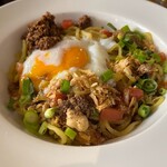 Asuri-To Chuu Ka Dai Ningu I-Chan - ■リーマンセット《正宗担々麺（しるなし）＋ミニカレー￥1,000》…「正宗」とは、「本物」という意味で、本場四川省では”しるなし”こそが本物とのこと（メニューに記載あり）。ピリっと感じさせるのは花山椒かな？温泉卵がまろやかにしてくれるので、辛めを要望すればよかった。ミニカレーは、香辛料たっぷりのドライカレー。