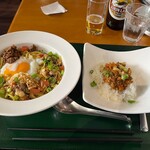 アスリート中華ダイニングYI-CHANG - ■リーマンセット《正宗担々麺（しるなし）＋ミニカレー￥1,000》…「正宗」とは、「本物」という意味で、本場四川省では”しるなし”こそが本物とのこと（メニューに記載あり）。ピリっと感じさせるのは花山椒かな？温泉卵がまろやかにしてくれるので、辛めを要望すればよかった。ミニカレーは、香辛料たっぷりのドライカレー。　 ■中瓶￥590…リーズナブルで嬉しい価格設定