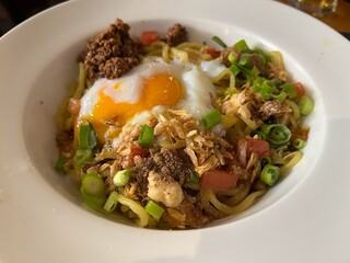 アスリート中華ダイニングYI-CHANG - ■リーマンセット《正宗担々麺（しるなし）＋ミニカレー￥1,000》…「正宗」とは、「本物」という意味で、本場四川省では”しるなし”こそが本物とのこと（メニューに記載あり）。ピリっと感じさせるのは花山椒かな？温泉卵がまろやかにしてくれるので、辛めを要望すればよかった。ミニカレーは、香辛料たっぷりのドライカレー。