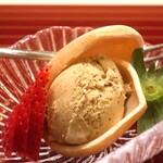 日本料理 吟 - トリュフのアイスクリーム 最中仕立てと苺の盛合せアップ