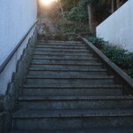 日本料理 吟 - こちらの石段を上がって