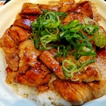 松屋 - 炙り十勝豚丼 780円(通常830円)、ご飯の大盛無料になります