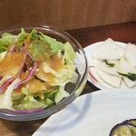 キッチン ブルー グローブ - サラダ、お新香のアップ