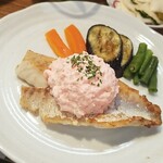 キッチン ブルー グローブ - 反対側から、色鮮やかな明太子とヨーグルトのタルタルソース