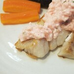 キッチン ブルー グローブ - ひめ鯛ポワレへ、少しずつソースを乗せます