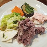 キッチン ブルー グローブ - 最後はご飯、サラダ、お新香を乗せて