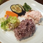 キッチン ブルー グローブ - 再びご飯、サラダを乗せても、彩り鮮やかです