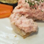 キッチン ブルー グローブ - ひめ鯛ポワレへ、山盛りタルタルソース