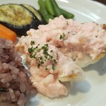 キッチン ブルー グローブ - ソースの山を崩し、ひめ鯛ポワレへ