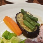 キッチン ブルー グローブ - 備え付け野菜も彩り、素材の味を感じながらの完食