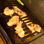焼肉・薪料理 カラスマロック - 匠京地鶏もも肉