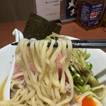 酒肴場 屯 - 平打ちの中太麺もツルモチ美味