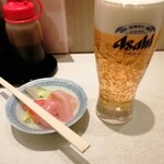 Miyoshiya - 生ビール、つまみのサラダ 500円
