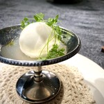 Florilege - モッツァレラチーズをベースに丸々と　柚子のソースでサッパリ頂けます