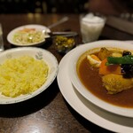 Kohi Hausu - チキンカレー＋サラダセット＋ブロッコリーのアチャール