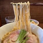 らぁ麺 あおば - 麺はしっかりスープを絡めてくる