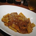 イタリアン レストラン ピンナピンナ - 豚バラの赤ワイン煮込みソース・リガトーニ