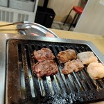 大阪焼肉・ホルモン ふたご - さて、焼いてもらいます